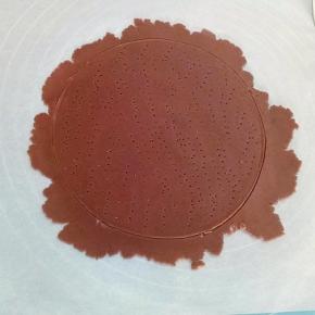 用牙签或者叉子在饼皮上扎小孔，防止饼皮在看的过程中会鼓起，烤箱140度预热六分钟，烤制8分钟，