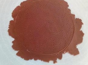 用牙签或者叉子在饼皮上扎小孔，防止饼皮在看的过程中会鼓起，烤箱140度预热六分钟，烤制8分钟，