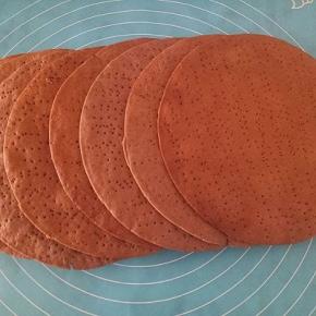 刚看出来的饼是软的，冷的就脆了，把四周的边角料掰下来用料理机打碎或者擀面杖擀碎，依次做好8个饼皮，可以在烤的时候擀下一个，这就是准备一张油纸的用处。另外准备着花生和核桃用料理机打碎备用