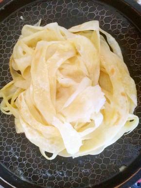 两面都烙好后用筷子轻轻拨一拨就散开了