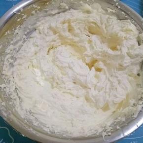 用打蛋器打几下，淡奶油倒入打蛋盆中，放入细砂糖打至有纹路