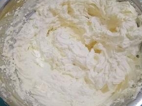 用打蛋器打几下，淡奶油倒入打蛋盆中，放入细砂糖打至有纹路