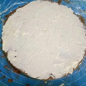 取一张饼皮抹上淡奶油