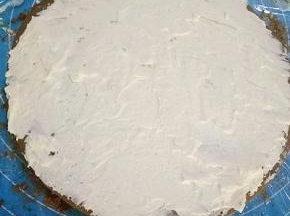 取一张饼皮抹上淡奶油