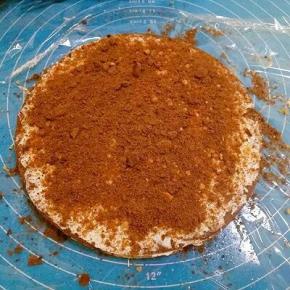 撒些核桃花生碎，在撒些饼皮碎，依次用完八张饼皮，最后一张饼皮上可多撒些饼皮碎