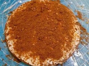 撒些核桃花生碎，在撒些饼皮碎，依次用完八张饼皮，最后一张饼皮上可多撒些饼皮碎