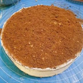 做完之后四周也抹上淡奶油，撒上饼皮碎