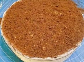 做完之后四周也抹上淡奶油，撒上饼皮碎