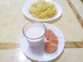 再切一根火腿肠，倒上一杯自制酸奶，儿子的早餐就做好了！嘻嘻