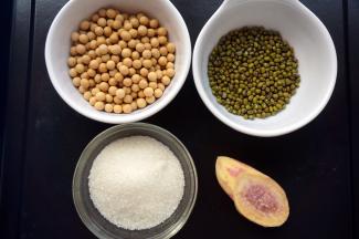 准备食材：绿豆30克、 黄豆40克、红薯30克、砂糖65克。