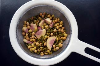 红薯去皮切丁后，和洗净的绿豆、黄豆共同放入破壁机。