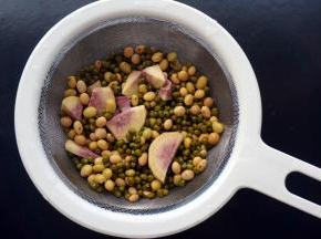 红薯去皮切丁后，和洗净的绿豆、黄豆共同放入破壁机。