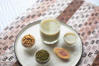 滤出豆浆，装杯饮用。