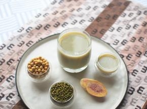 滤出豆浆，装杯饮用。