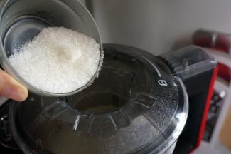 程序结束后加入65克砂糖（随个人口味调整），点动搅打30秒即可。