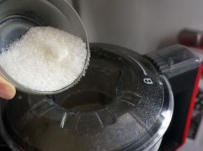 程序结束后加入65克砂糖（随个人口味调整），点动搅打30秒即可。