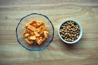 将红薯去皮，切丁。