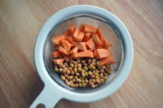 将黄豆清洗干净后和红薯丁一同放入破壁机。