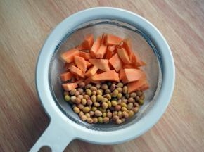 将黄豆清洗干净后和红薯丁一同放入破壁机。