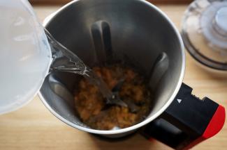 注入1000毫升清水。