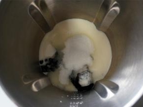 然后加入25克细砂糖。