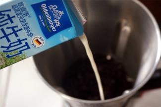 将250克蜜红豆，70克纯牛奶，200克酸奶加入破壁机中。