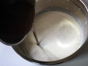 将破壁机搅打好的混合物倒入淡奶油中，拌均匀。