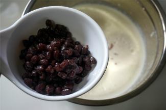 然后将50克蜜红豆加入，拌均匀。