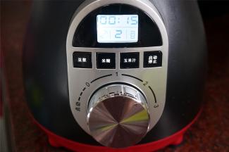 锁紧杯盖，用旋转功能2档，搅打1分钟。
