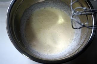 250克淡奶油，加入25克细砂糖，打至5分发，还能流动的状态。