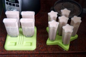 将混合液倒入模具中，注意混合液中蜜红豆的分配，尽量分配到每一个模具中，红豆会自动沉底，轻轻震荡模具，排出气泡。