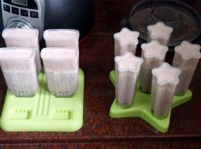 将混合液倒入模具中，注意混合液中蜜红豆的分配，尽量分配到每一个模具中，红豆会自动沉底，轻轻震荡模具，排出气泡。