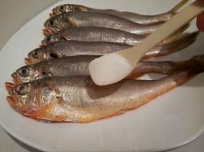 处理好了小梅鱼码在盘子上，撒一勺盐，一勺料酒