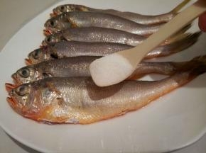 处理好了小梅鱼码在盘子上，撒一勺盐，一勺料酒