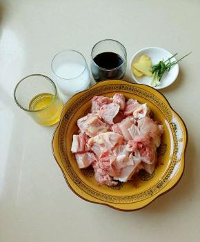 准备好食材，把鸡腿斩成块。