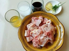 准备好食材，把鸡腿斩成块。
