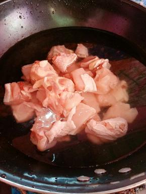 把鸡肉放入热水中川烫个几分钟