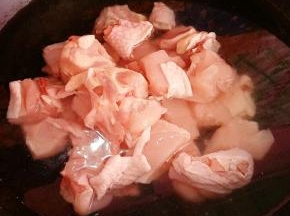 把鸡肉放入热水中川烫个几分钟