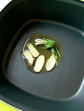 热锅凉油，下葱姜小火煸香。