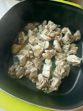 下鸡肉大火翻炒