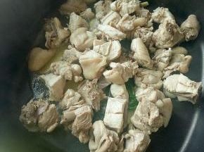 下鸡肉大火翻炒