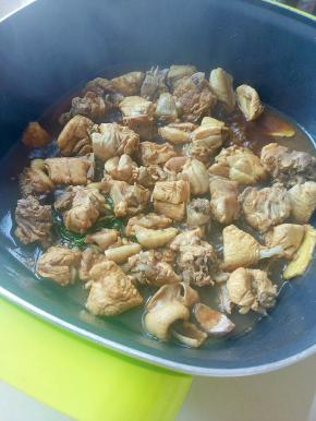 加入生抽，米酒