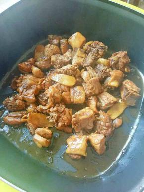 盖上盖子，小火闷煮个十分钟即可。