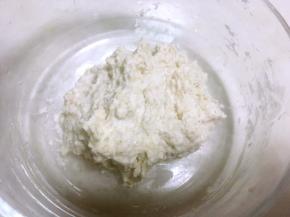 用刮棒翻拌均匀无面粉颗粒，盖密封盖入冰箱冷藏12个小时以上，发酵成蜂窝状