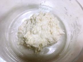 用刮棒翻拌均匀无面粉颗粒，盖密封盖入冰箱冷藏12个小时以上，发酵成蜂窝状