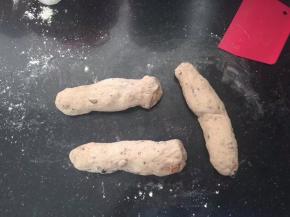 分成三份，搓成条，松弛5分钟。