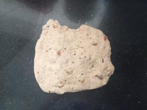 直接用手轻轻按压，稍微排一下气。