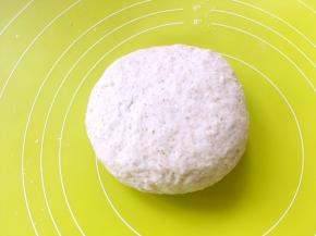 面团揉15分钟，揉至光滑不粘手的状态，再松弛15分钟