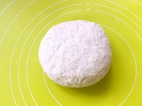面团揉15分钟，揉至光滑不粘手的状态，再松弛15分钟