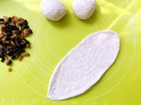 之后取一份用擀面杖擀成长条